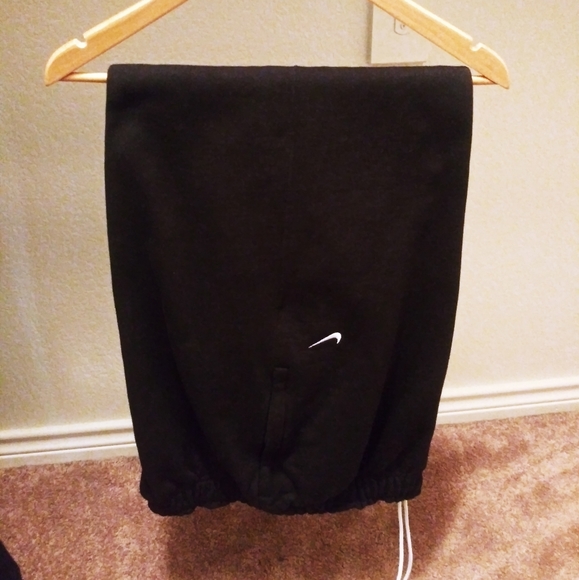 NIKE SINGLE SWOOSH JOGGERS (BLACK) - Picture 2 of 2